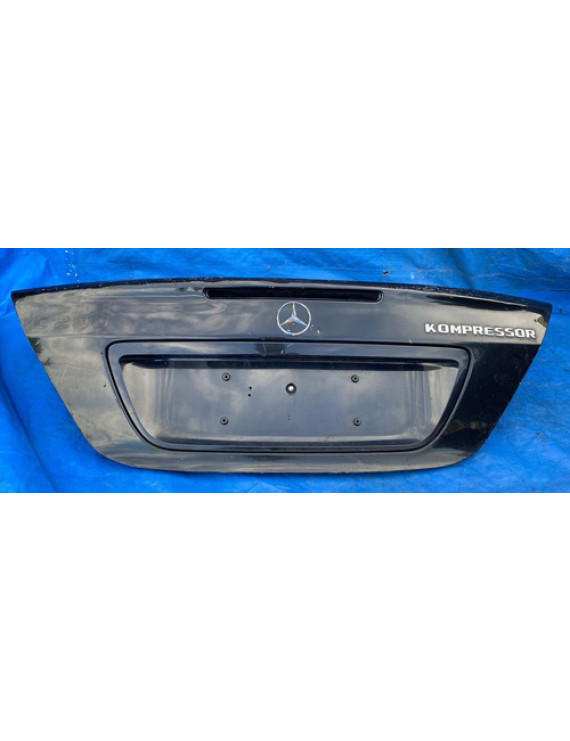 Tampa Traseira Mercedes C200 2001 A 2006 / Detalhe