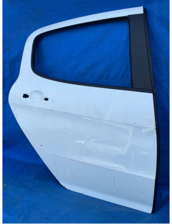 Porta Traseira Direita Peugeot 308 2011 A 2019 / Detalhe