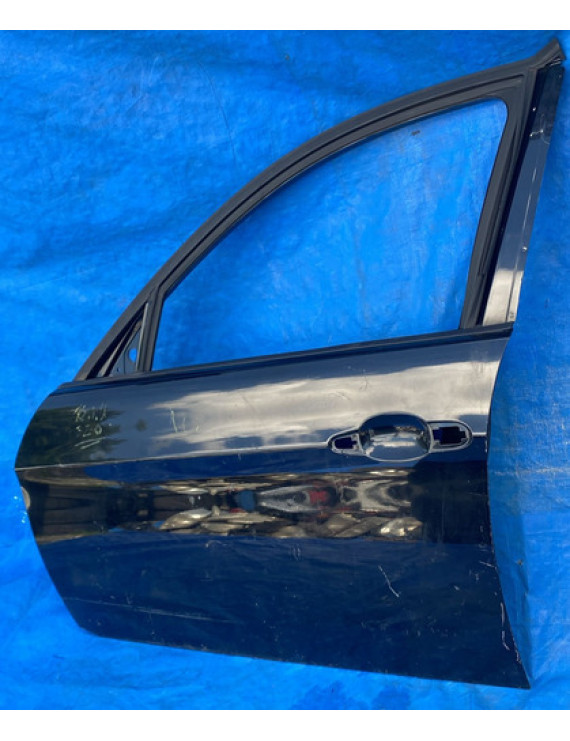 Porta Dianteira Esquerda Bmw 320 2005 A 2012 / Detalhe