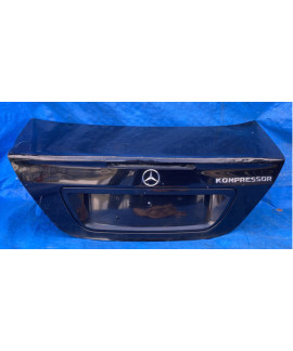 Tampa Traseira Mercedes C200 2001 A 2006 / Detalhe