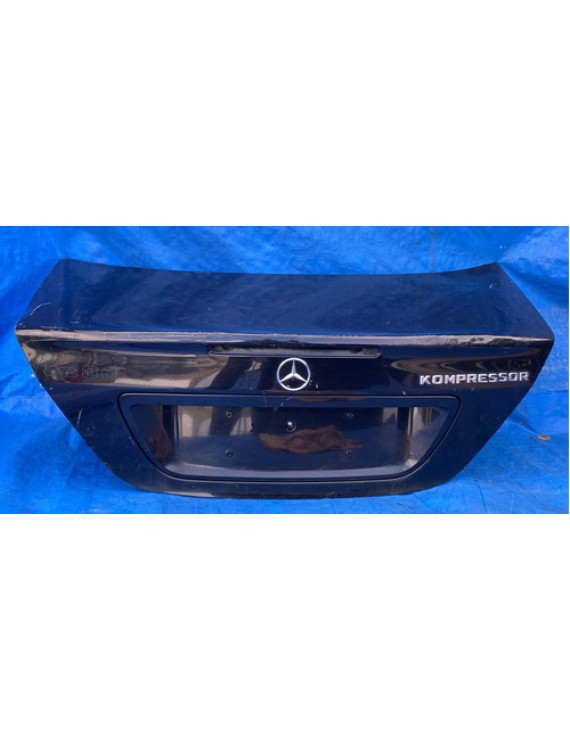 Tampa Traseira Mercedes C200 2001 A 2006 / Detalhe