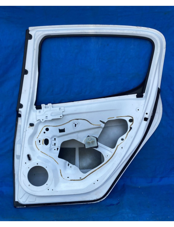 Porta Traseira Direita Peugeot 308 2011 A 2019 / Detalhe