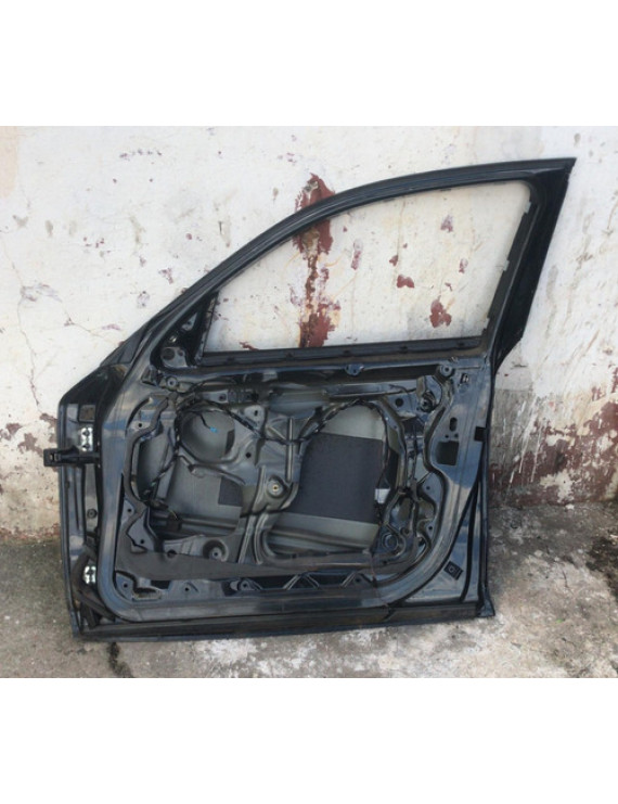 Porta Dianteira Direita Bmw 118i 2009 - 2011 / Detalhe