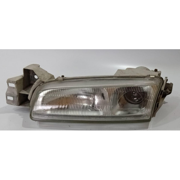 Farol Direita Mazda 626 1993 - 1997 / Detalhe